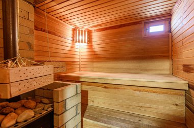 Rusya, Moskova... 20 Kasım 2019: İç mekan dairesi modern, parlak, rahat atmosfer. Genel temizlik, ev dekorasyonu, satılık ev hazırlığı. Hamam, sauna