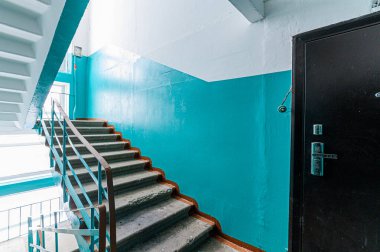 Rusya, Moskova... 20 Kasım 2019: iç oda halka açık yer, veranda. Kapılar, duvarlar, koridorlar