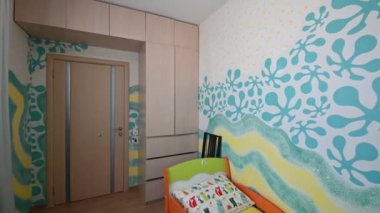 Rusya, Moskova... 15 Kasım 2019: İç mekan dairesi modern, parlak, rahat atmosfer. Genel temizlik, ev dekorasyonu, satılık ev hazırlığı. Çocuk oyuncakları ve mobilyaları olan çocuk odası.