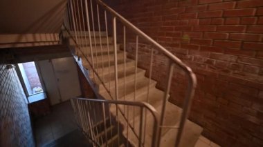 Rusya, Moskova... 15 Kasım 2019: iç daire halka açık yer, veranda. Kapılar, duvarlar, koridorlar, merdivenler