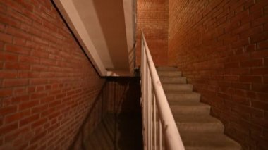 Rusya, Moskova... 15 Kasım 2019: iç daire halka açık yer, veranda. Kapılar, duvarlar, koridorlar, merdivenler