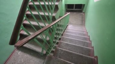 Rusya, Moskova... 15 Kasım 2019: iç daire halka açık yer, veranda. Kapılar, duvarlar, koridorlar, merdivenler