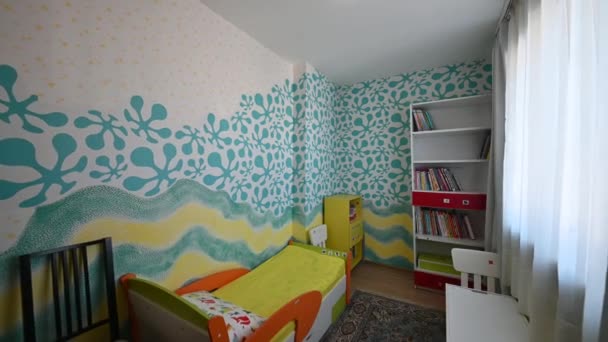 俄罗斯 莫斯科 2019年11月15日 室内公寓 现代明亮舒适的氛围 一般清洁 家居装修 准备出售房屋 儿童房 装有儿童玩具和家具 — 图库视频影像