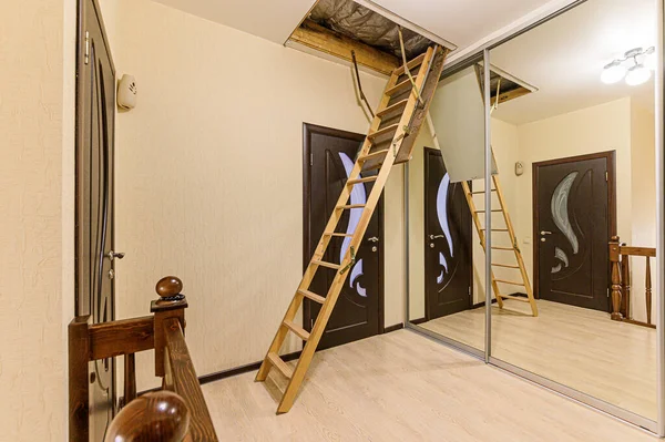 ロシア モスクワ 2019年12月5日 インテリアルームアパート現代明るい居心地の良い雰囲気 掃除や家の装飾家の販売の準備 階段や階段 — ストック写真