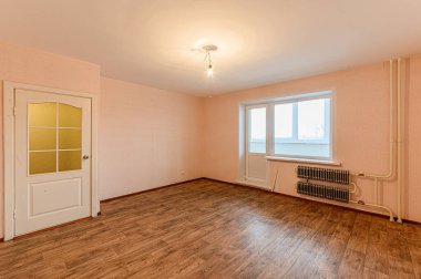 Rusya, Moskova... 05 Aralık 2019: İç mekan dairesi modern, parlak, rahat atmosfer. Genel temizlik, ev dekorasyonu, satılık ev hazırlığı.