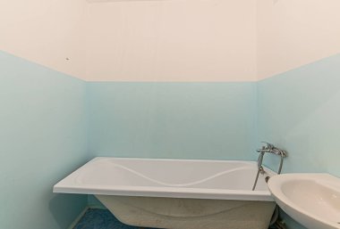 Rusya, Moskova... 05 Aralık 2019: İç mekan dairesi modern, parlak, rahat atmosfer. Genel temizlik, ev dekorasyonu, satılık ev hazırlığı. Banyo ve tuvalet