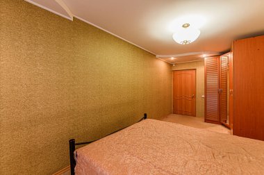 Rusya, Moskova... 05 Aralık 2019: İç mekan dairesi modern, parlak, rahat atmosfer. Genel temizlik, ev dekorasyonu, satılık ev hazırlığı.