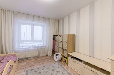 Rusya, Moskova... 05 Aralık 2019: İç mekan dairesi modern, parlak, rahat atmosfer. Genel temizlik, ev dekorasyonu, satılık ev hazırlığı.