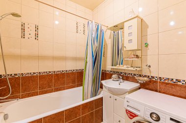 Rusya, Moskova... 05 Aralık 2019: İç mekan dairesi modern, parlak, rahat atmosfer. Genel temizlik, ev dekorasyonu, satılık ev hazırlığı. banyo, lavabo, dekorasyon elemanları, tuvalet..
