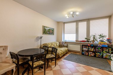 Rusya, Moskova... 05 Aralık 2019: İç mekan dairesi modern, parlak, rahat atmosfer. Genel temizlik, ev dekorasyonu, satılık ev hazırlığı.