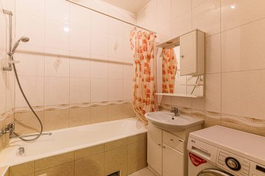 Rusya, Moskova... 05 Aralık 2019: İç mekan dairesi modern, parlak, rahat atmosfer. Genel temizlik, ev dekorasyonu, satılık ev hazırlığı. banyo, lavabo, dekorasyon elemanları, tuvalet..