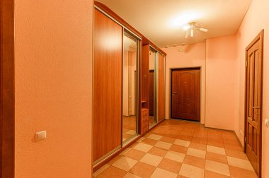 Rusya, Moskova... 05 Aralık 2019: İç mekan dairesi modern, parlak, rahat atmosfer. Genel temizlik, ev dekorasyonu, satılık ev hazırlığı.