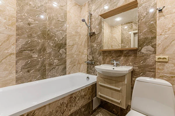 ロシア モスクワ 2019年12月5日 インテリアルームアパート現代明るい居心地の良い雰囲気 掃除や家の装飾家の販売の準備 バスルーム シンク 装飾要素 トイレ — ストック写真