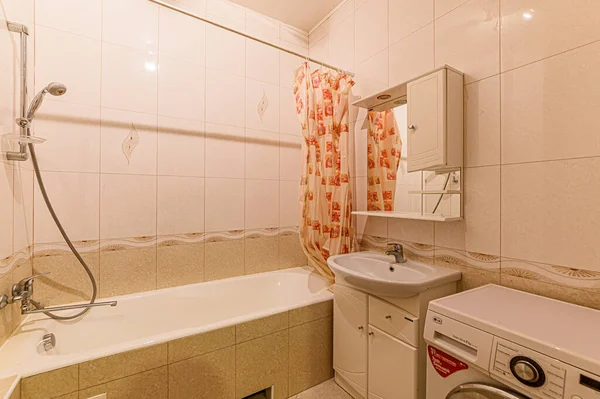 러시아 모스코 2019 아파트 현대밝은 분위기 전반적 판매를 화장실 싱크대 — 스톡 사진