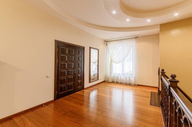 Rusya, Moskova... 05 Aralık 2019: İç mekan dairesi modern, parlak, rahat atmosfer. Genel temizlik, ev dekorasyonu, satılık ev hazırlığı.