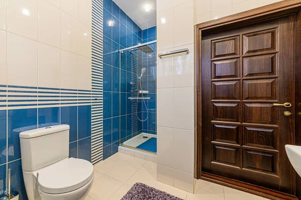 俄罗斯 莫斯科 2019年12月5日 室内公寓 现代明亮舒适的氛围 一般清洁 现代浴室 洗涤槽 装饰元件 — 图库照片