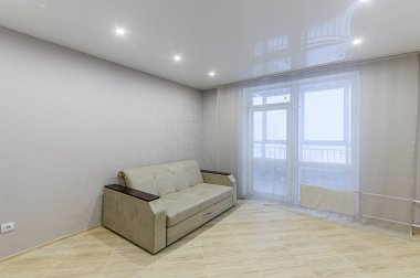 Rusya, Moskova... 05 Aralık 2019: İç mekan dairesi modern, parlak, rahat atmosfer. Genel temizlik, ev dekorasyonu, satılık ev hazırlığı.