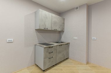 Rusya, Moskova... 05 Aralık 2019: İç mekan dairesi modern, parlak, rahat atmosfer. Genel temizlik, ev dekorasyonu, satılık ev hazırlığı. Mutfak, yemek alanı.