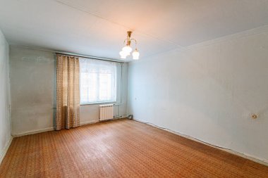 Rusya, Moskova... 05 Aralık 2019: İç mekan dairesi modern, parlak, rahat atmosfer. Genel temizlik, eskimiş eski pasaklı, modern olmayan ortam. Kozmetik onarım gerekiyor