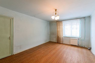 Rusya, Moskova... 05 Aralık 2019: İç mekan dairesi modern, parlak, rahat atmosfer. Genel temizlik, eskimiş eski pasaklı, modern olmayan ortam. Kozmetik onarım gerekiyor