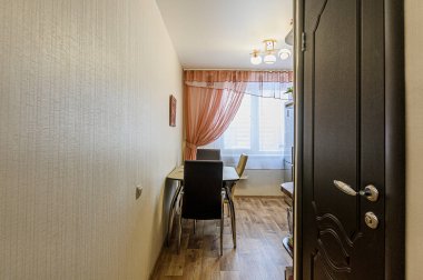 Rusya, Moskova... 05 Aralık 2019: İç mekan dairesi modern, parlak, rahat atmosfer. Genel temizlik, ev dekorasyonu, satılık ev hazırlığı.