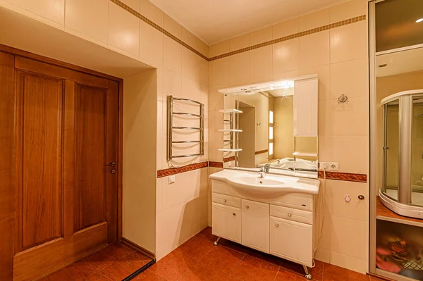 ロシア モスクワ 2019年12月5日 インテリアルームアパート現代明るい居心地の良い雰囲気 一般的なクリーニング バスルーム シンク 装飾要素 トイレ — ストック写真