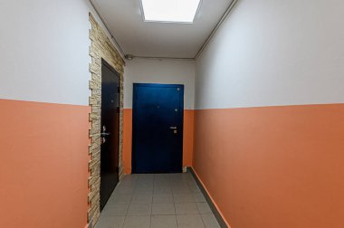 Rusya, Moskova... 05 Aralık 2019: İç mekan halka açık yer, ev girişi. Kapılar, duvarlar, koridorlar