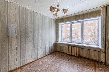 Rusya, Moskova... 05 Aralık 2019: İç mekan dairesi modern, parlak, rahat atmosfer. Genel temizlik, ev dekorasyonu, satılık ev hazırlığı.