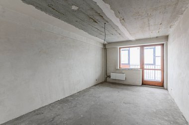 Rusya, Moskova... 05 Aralık 2019: Kendi kendini bitirme için kaba bir tadilat. İç dekorasyon, odanın çıplak duvarları, inşaat sahnesi.