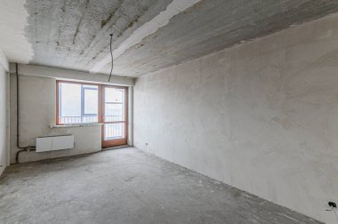 Rusya, Moskova... 05 Aralık 2019: Kendi kendini bitirme için kaba bir tadilat. İç dekorasyon, odanın çıplak duvarları, inşaat sahnesi.