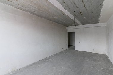 Rusya, Moskova... 05 Aralık 2019: Kendi kendini bitirme için kaba bir tadilat. İç dekorasyon, odanın çıplak duvarları, inşaat sahnesi.