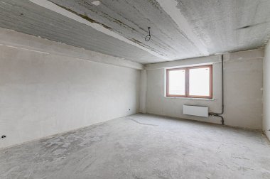 Rusya, Moskova... 05 Aralık 2019: Kendi kendini bitirme için kaba bir tadilat. İç dekorasyon, odanın çıplak duvarları, inşaat sahnesi.