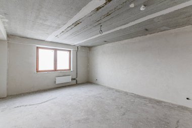 Rusya, Moskova... 05 Aralık 2019: Kendi kendini bitirme için kaba bir tadilat. İç dekorasyon, odanın çıplak duvarları, inşaat sahnesi.