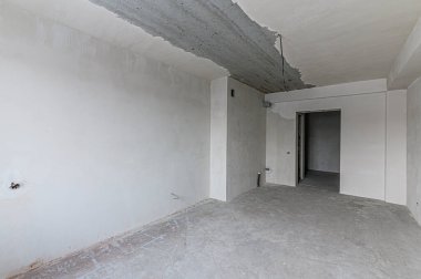 Rusya, Moskova... 05 Aralık 2019: Kendi kendini bitirme için kaba bir tadilat. İç dekorasyon, odanın çıplak duvarları, inşaat sahnesi.