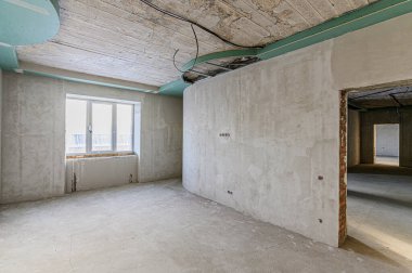 Rusya, Moskova... 05 Aralık 2019: Kendi kendini bitirme için kaba bir tadilat. İç dekorasyon, odanın çıplak duvarları, inşaat sahnesi.