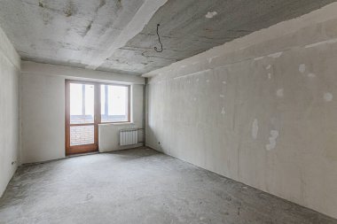 Rusya, Moskova... 05 Aralık 2019: Kendi kendini bitirme için kaba bir tadilat. İç dekorasyon, odanın çıplak duvarları, inşaat sahnesi.