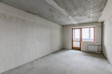 Rusya, Moskova... 05 Aralık 2019: Kendi kendini bitirme için kaba bir tadilat. İç dekorasyon, odanın çıplak duvarları, inşaat sahnesi.