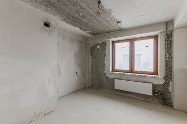 Rusya, Moskova... 15 Aralık 2019: İçişleri odası kendi kendini bitirme için kabataslak onarım. İç dekorasyon, odanın çıplak duvarları, inşaat sahnesi.