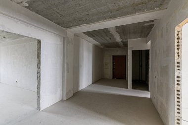 Rusya, Moskova... 15 Aralık 2019: İçişleri odası kendi kendini bitirme için kabataslak onarım. İç dekorasyon, odanın çıplak duvarları, inşaat sahnesi.