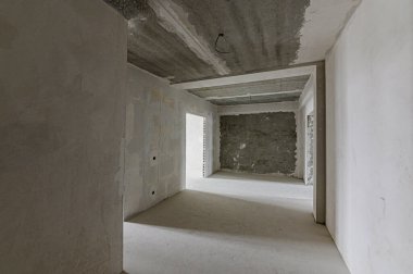 Rusya, Moskova... 15 Aralık 2019: İçişleri odası kendi kendini bitirme için kabataslak onarım. İç dekorasyon, odanın çıplak duvarları, inşaat sahnesi.