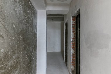 Rusya, Moskova... 15 Aralık 2019: İçişleri odası kendi kendini bitirme için kabataslak onarım. İç dekorasyon, odanın çıplak duvarları, inşaat sahnesi.