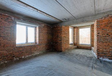 Rusya, Moskova... 15 Aralık 2019: İçişleri dairesi kendi kendini bitirme için kabataslak onarım. İç dekorasyon, odanın çıplak duvarları, inşaat sahnesi.