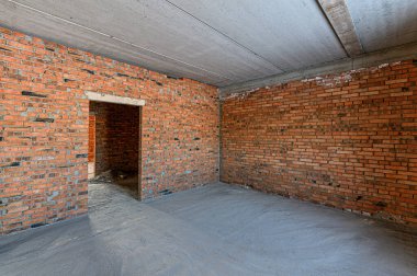 Rusya, Moskova... 15 Aralık 2019: İçişleri dairesi kendi kendini bitirme için kabataslak onarım. İç dekorasyon, odanın çıplak duvarları, inşaat sahnesi.