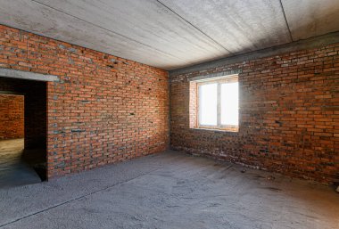 Rusya, Moskova... 15 Aralık 2019: İçişleri dairesi kendi kendini bitirme için kabataslak onarım. İç dekorasyon, odanın çıplak duvarları, inşaat sahnesi.