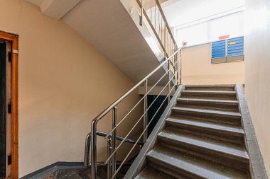 Rusya, Moskova... 15 Aralık 2019: İç mekan, ev girişi. Kapılar, duvarlar, koridorlar