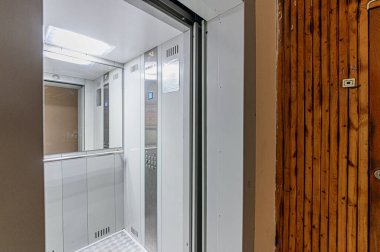 Rusya, Moskova... 15 Aralık 2019: İç mekan, ev girişi. Kapılar, duvarlar, koridorlar