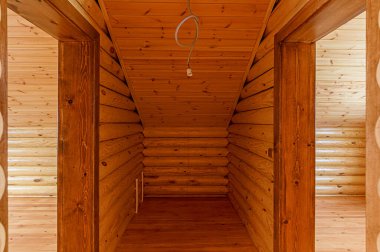 Rusya, Moskova - 15 Aralık 2019: İç mekan dairesi modern güzel tasarımcı kır evi ahşap elementlerle dolu.