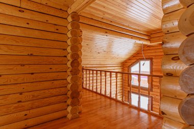 Rusya, Moskova - 15 Aralık 2019: İç mekan dairesi modern güzel tasarımcı kır evi ahşap elementlerle dolu.