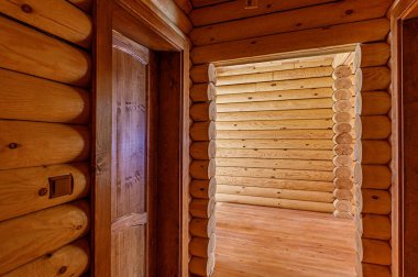 Rusya, Moskova - 15 Aralık 2019: İç mekan dairesi modern güzel tasarımcı kır evi ahşap elementlerle dolu.