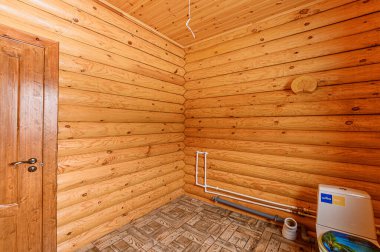 Rusya, Moskova - 15 Aralık 2019: İç mekan dairesi modern güzel tasarımcı kır evi ahşap elementlerle dolu.